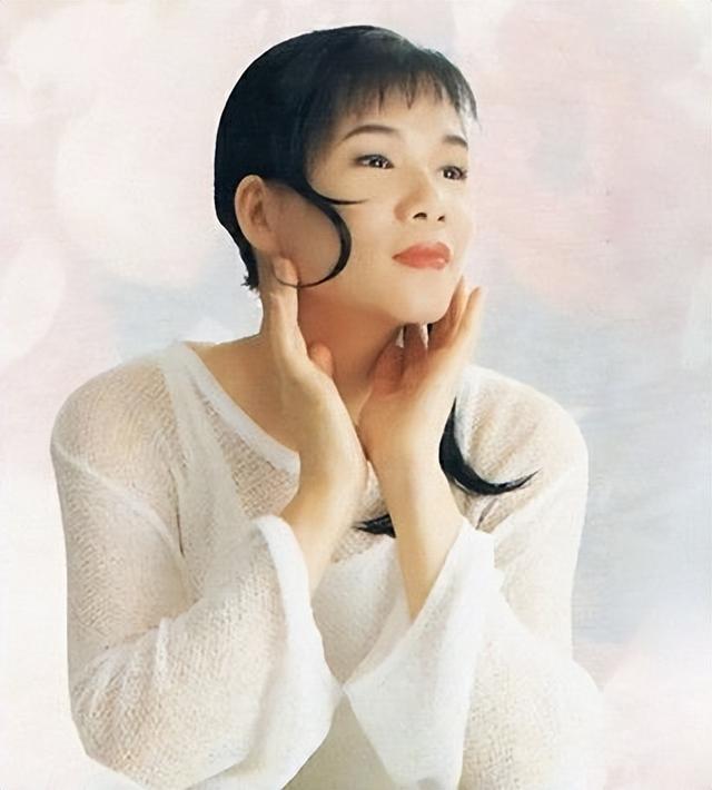 粉红色的回忆|凭《粉红色的回忆》爆红,28岁下嫁粉丝,隐退多年却传出去世消息