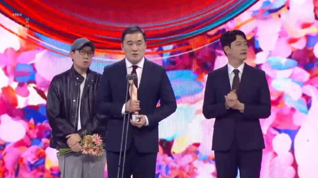 |百想红毯及获奖名单:金泰梨夺视后,李俊昊击败李政宰夺视帝含泪发言