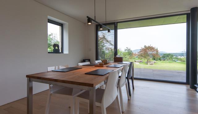 难怪这么多人吵着要回农村盖自建房,就冲这么大的院子,我也心动