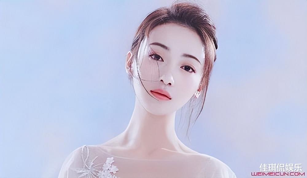 王子文|吴谨言与王子文同框，同穿镂空挂脖设计裙，但韵味却有很大差异