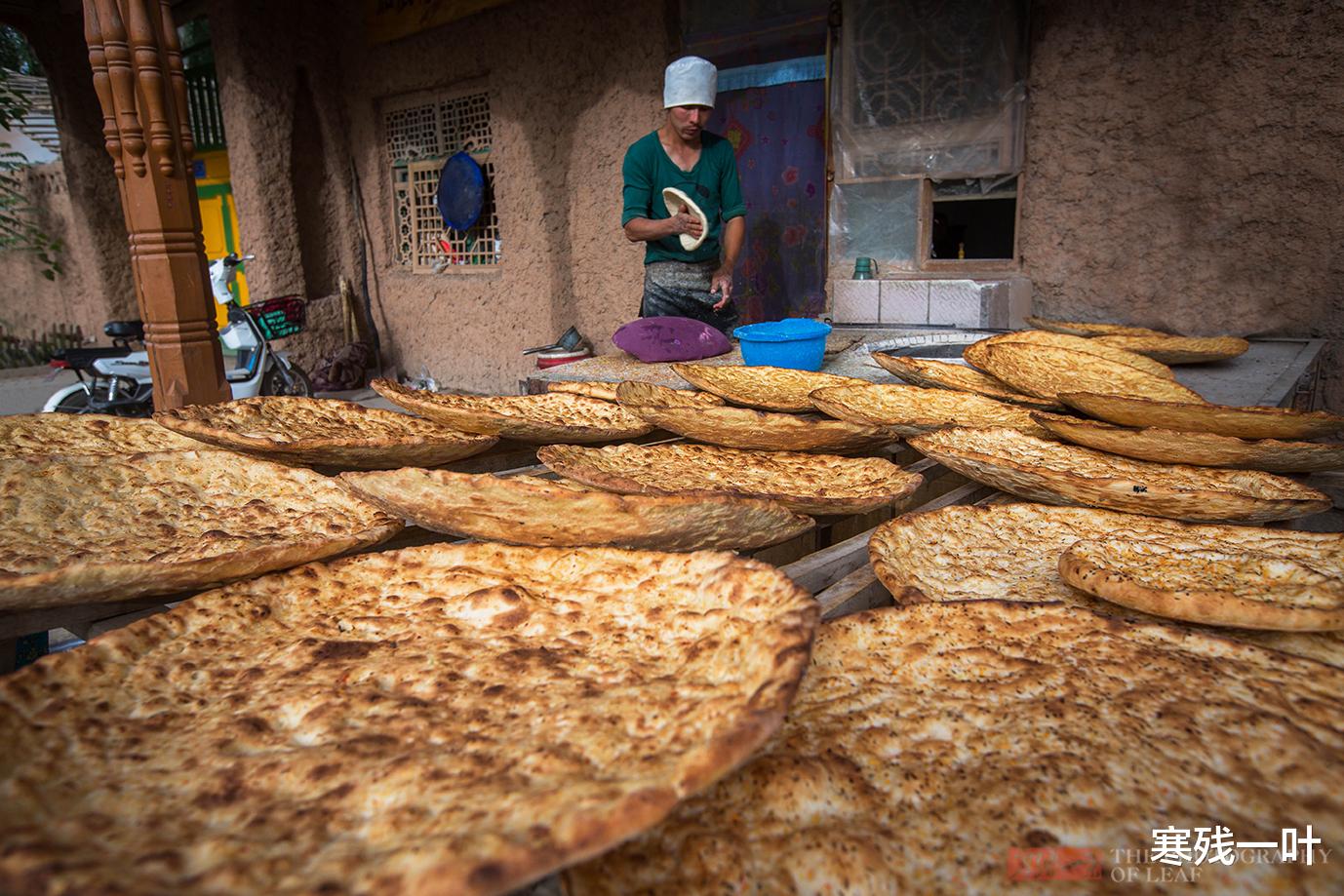 新疆维吾尔自治区|探寻传说中的新疆库车大馕，车轮大的馕4元一个，够一家人吃一天