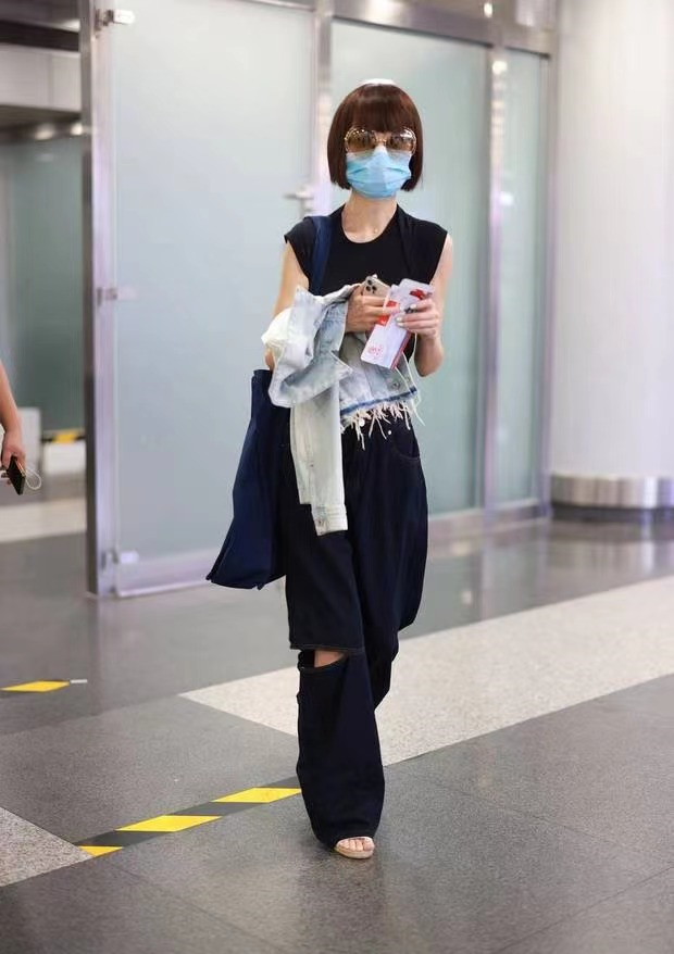 鲁豫|52岁鲁豫现身机场!身材消瘦似纸片人,脖子皱纹明显引担忧