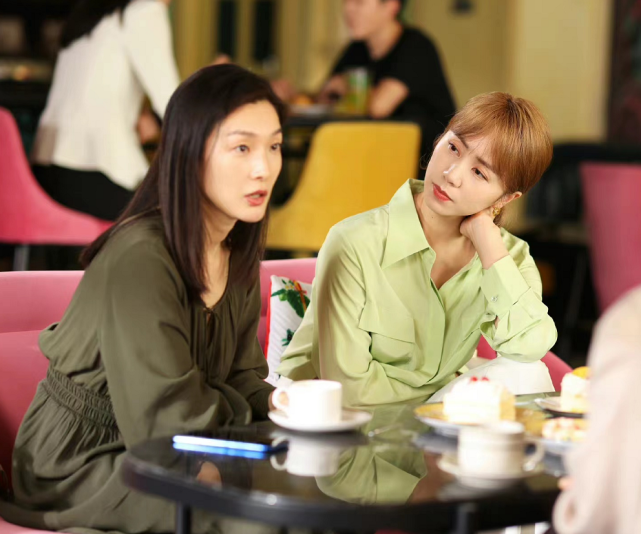 高校|黄多多大方表达爱情观!孙莉庆生照侧颜少女感爆棚,与黄磊太甜了