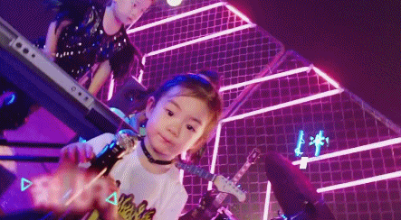 戚薇|戚薇挺孕肚带女儿聚会，穿蓬蓬裙走路小心翼翼，Lucky身高接近妈妈肩膀