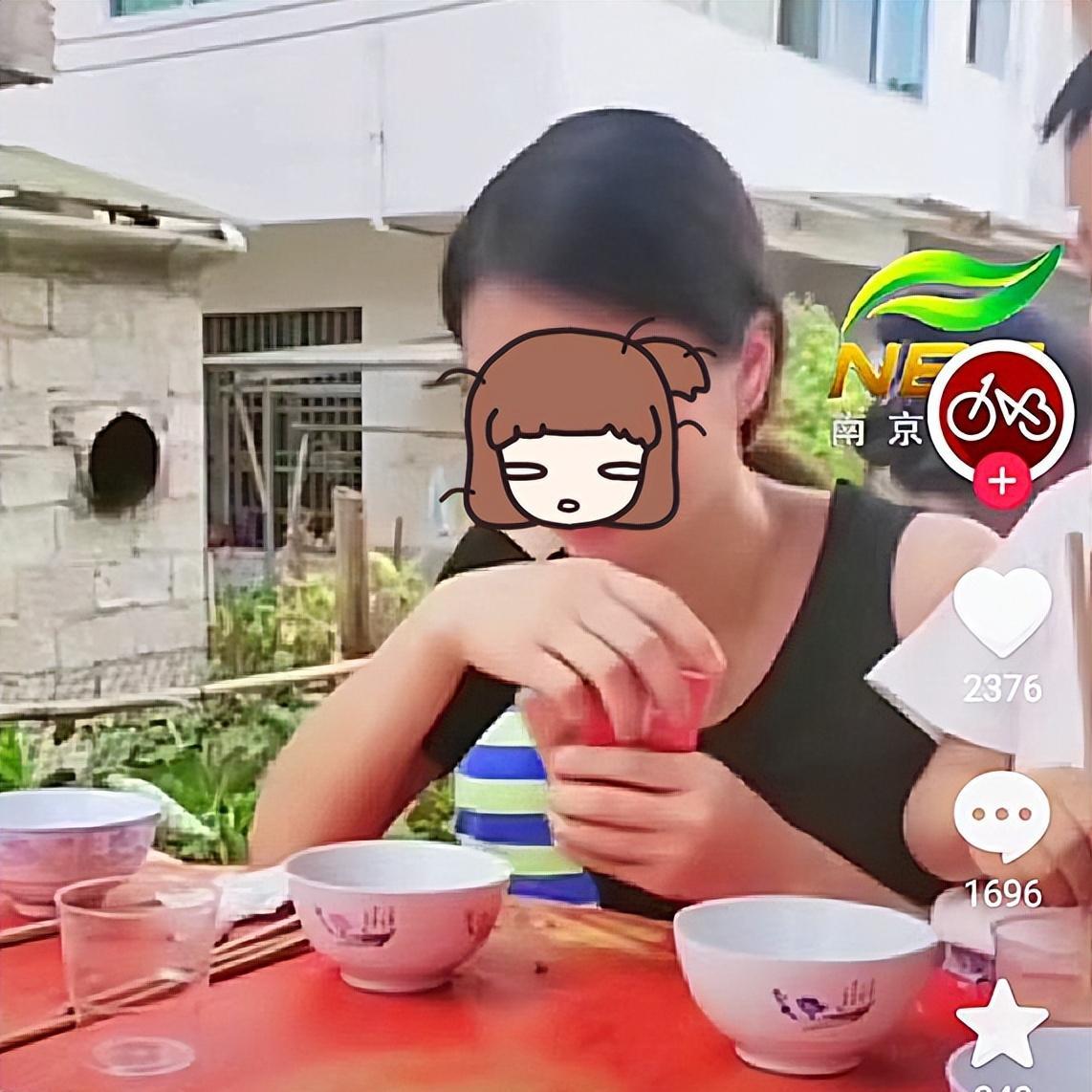 女子吃席,看到两包香烟,女子:我随礼多,两包香烟归我了