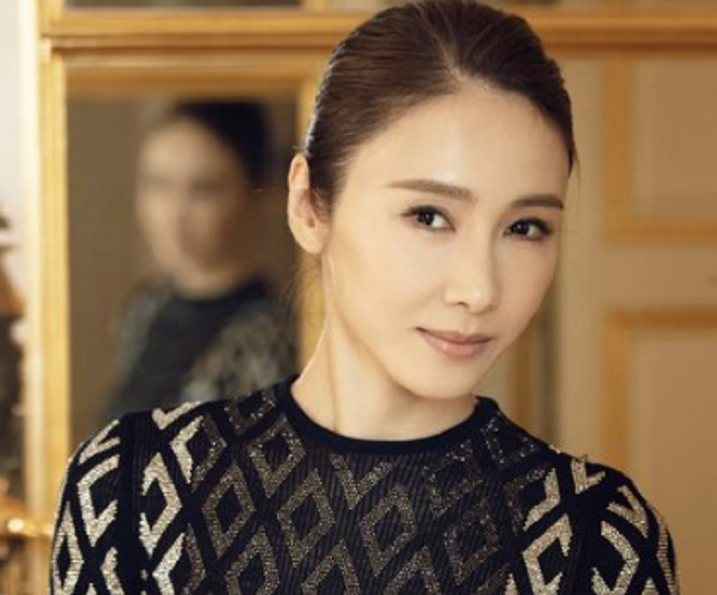 黎姿|50岁黎姿做运动突发意外!靠拐杖走路手暴青筋,素颜露面脸色白