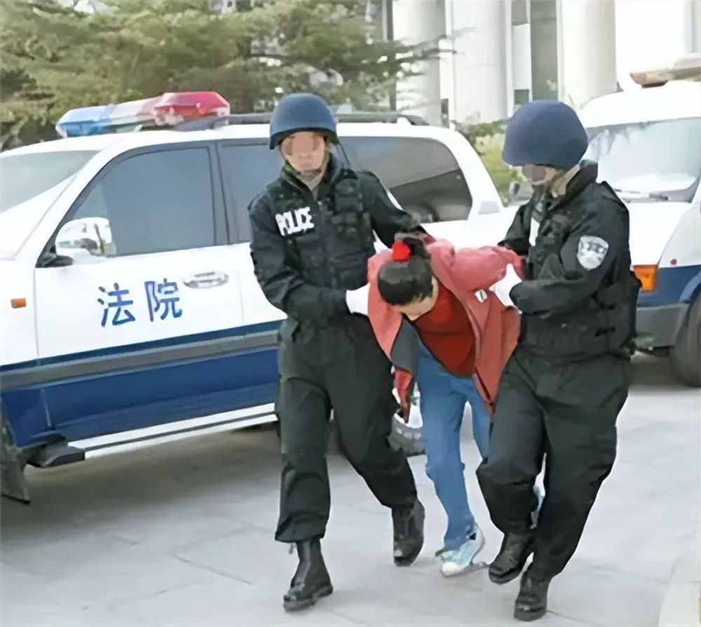 04年马秀琴走下法庭,含泪与母亲见面后被押刑场,枪决前表情镇静