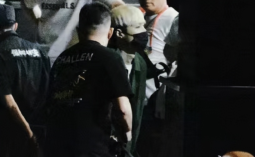 张艺兴|张艺兴录制《你好星期六》饭拍最新路透图,金色头发绿外套