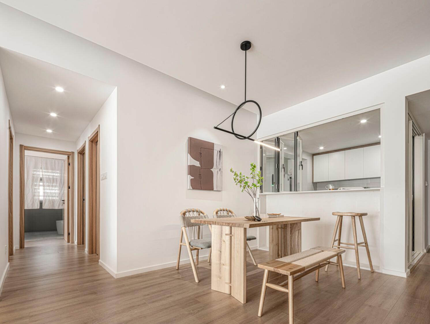 90㎡的精装房，她坚持要给墙面刷大白，完工后，效果出乎意外的好