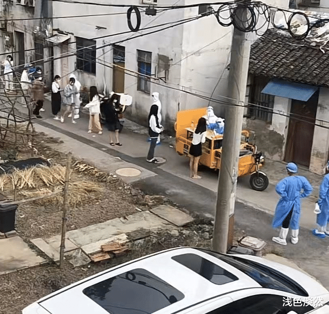 上海一核酸现场成为焦点,全是穿着清凉年轻女孩,网友:我要搬过去