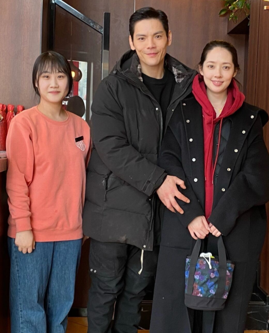 郭碧婷|郭碧婷一家三口吃饭被偶遇，发际线比婆婆都高，向佐当爸后有担当