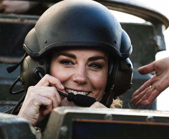 凯特王妃|凯特王妃晒戎装照好飒，王室地位稳步上升，人气直追女王奶奶