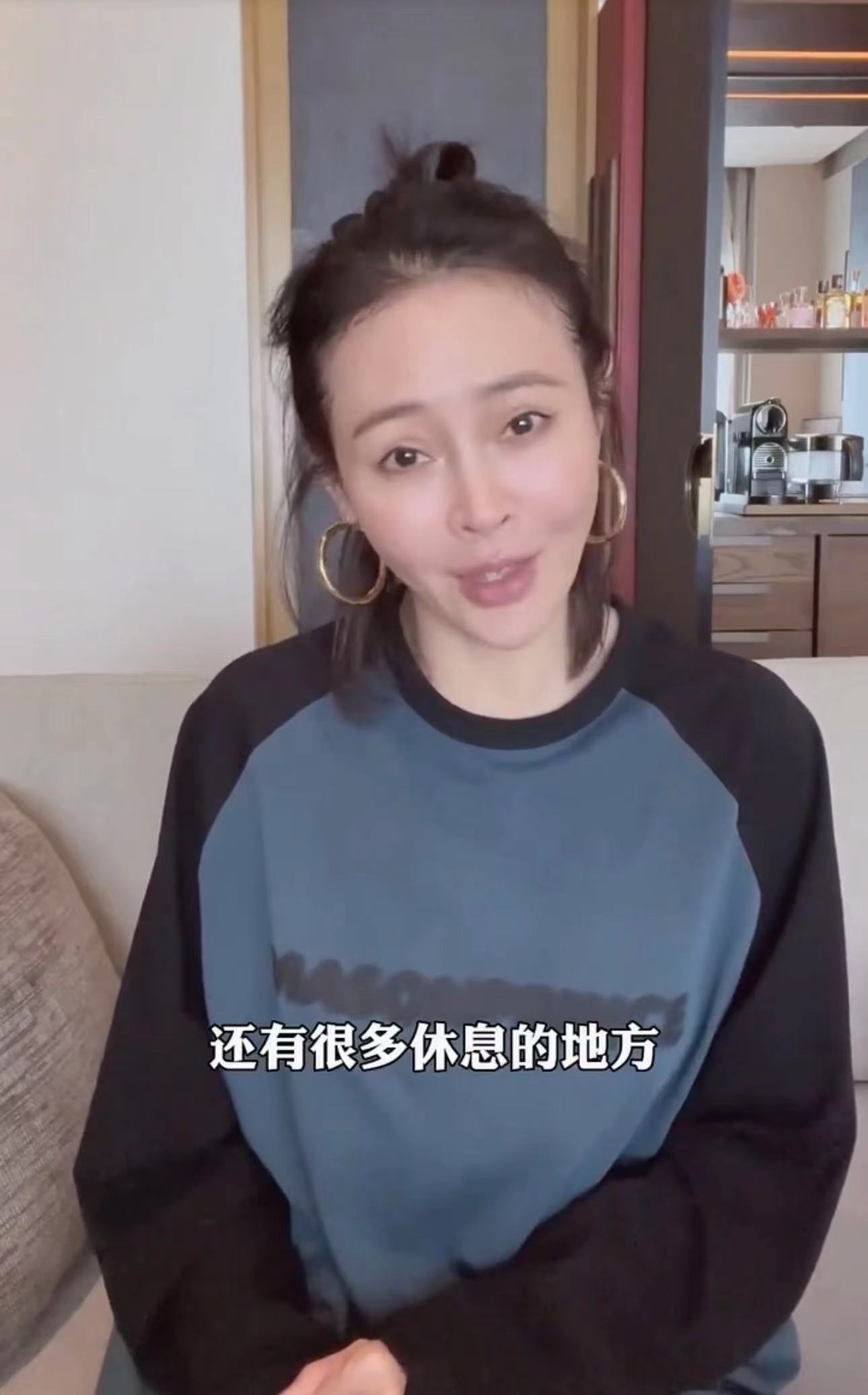 于明加|于明加携一家六口现身海南!穿短裤秀白皙美腿,14岁女儿近一米八