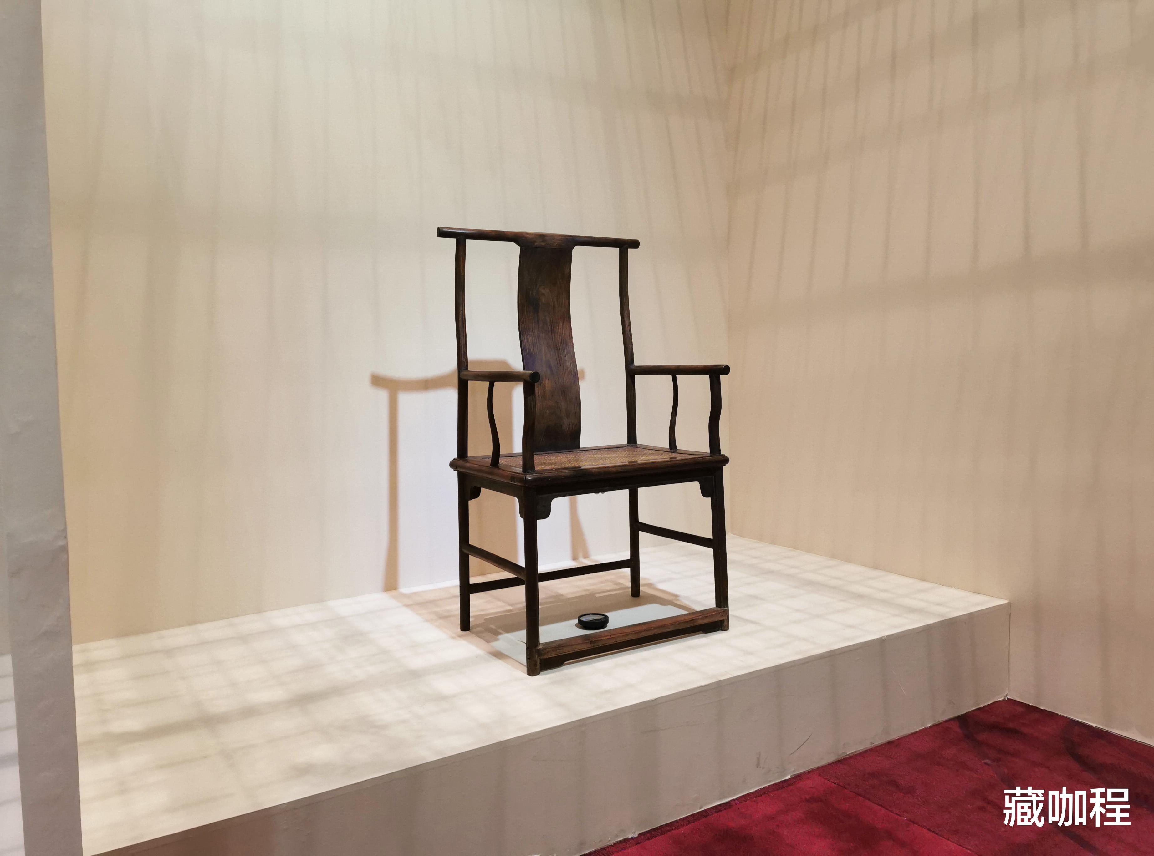 |质感、纹理皆典型,黄花梨四出头椅棕眼开裂