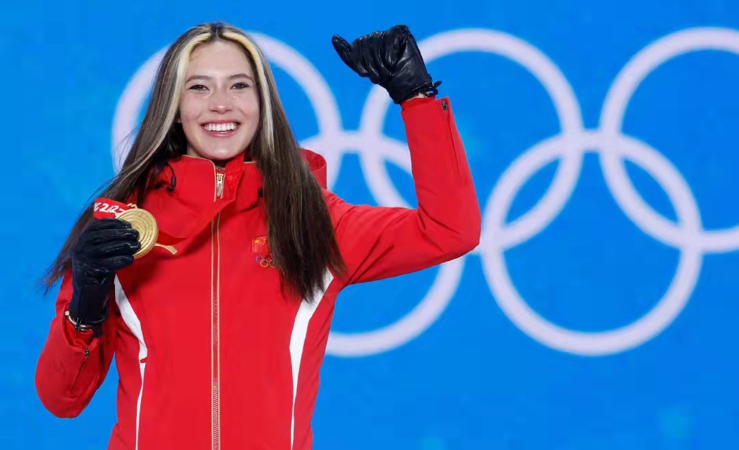 谷爱凌|看！谷爱凌高唱“义勇军进行曲”！今夜颁奖典礼，谷爱凌唱响国歌