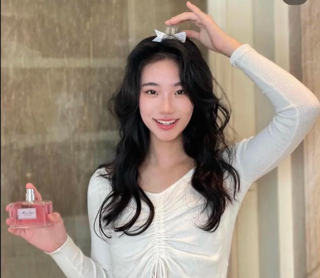 小S|小S徐熙娣大女儿晒开学前照片,穿几万礼服,单手拿玩偶放肆大笑