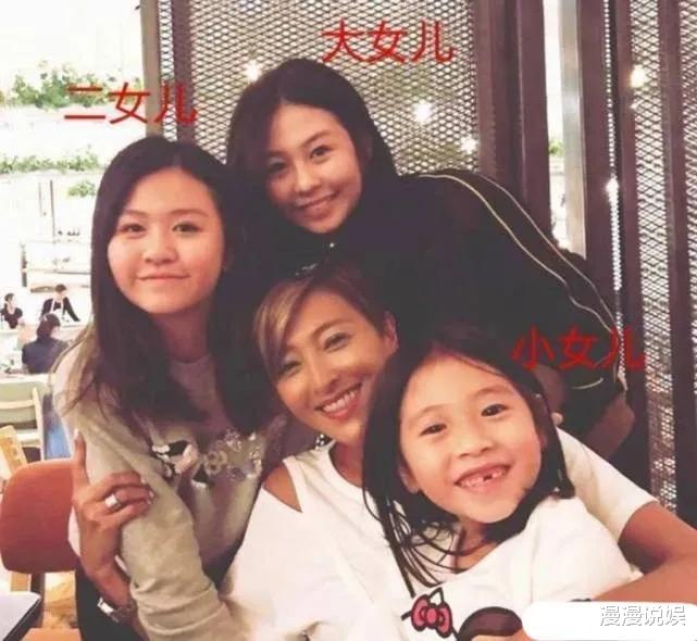 许飞|邱淑贞的女儿沈月赴韩国参加品牌时装秀，与明星合影，灵动有韵味