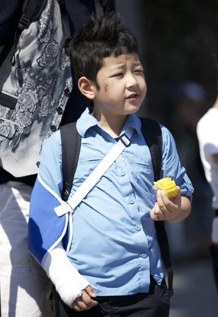 郭涛|郭涛晒儿女近况,小石头帅气滑雪,10岁妹妹罕见出镜身高快赶上爸爸