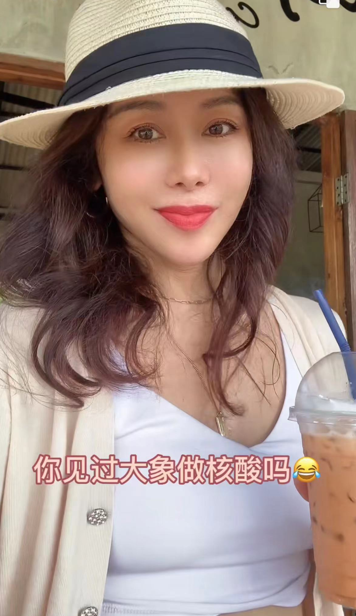 大象|国家一级演员，晒定居泰国生活！和大象拥抱，49岁穿着热辣妖娆美艳