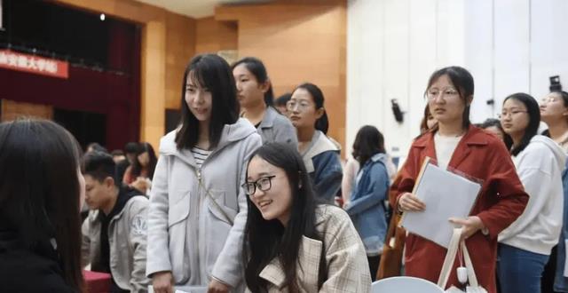 求职|男子做28天销售，因没发够“朋友圈”被扣钱，倒欠公司3千多块