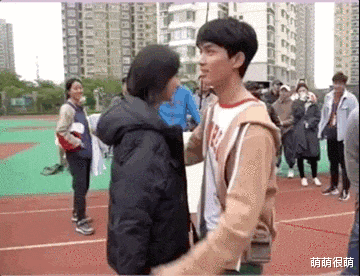 花絮|怪不得电视剧只拍上半身！踩“高跷”、垫箱子，看了花絮太尴尬！