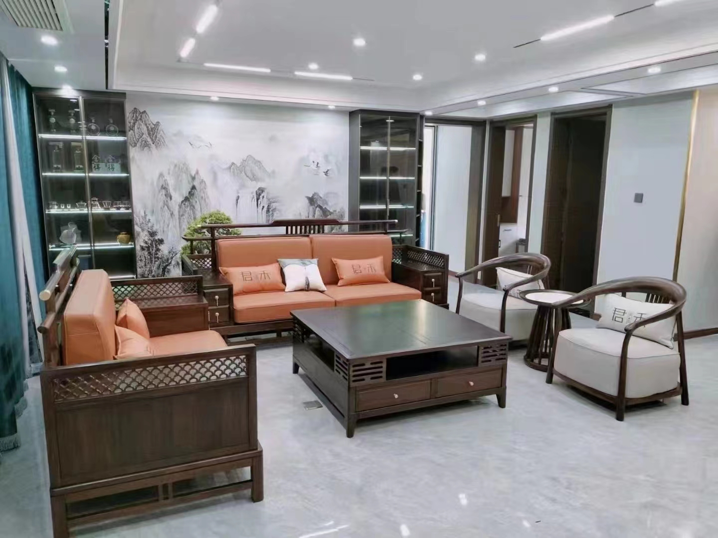 新中式充满诗情画意，件件有画工，展现雅韵之美