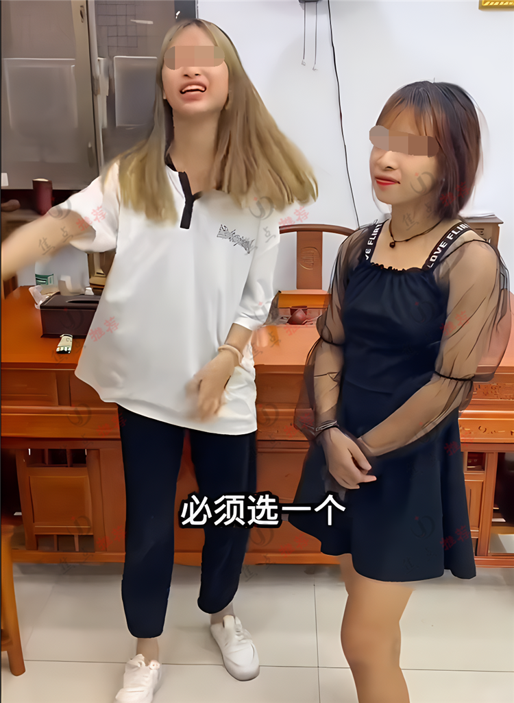 两女子竞选谁是厂花,互相薅头发找厂长评理,厂长一锤定音都好看