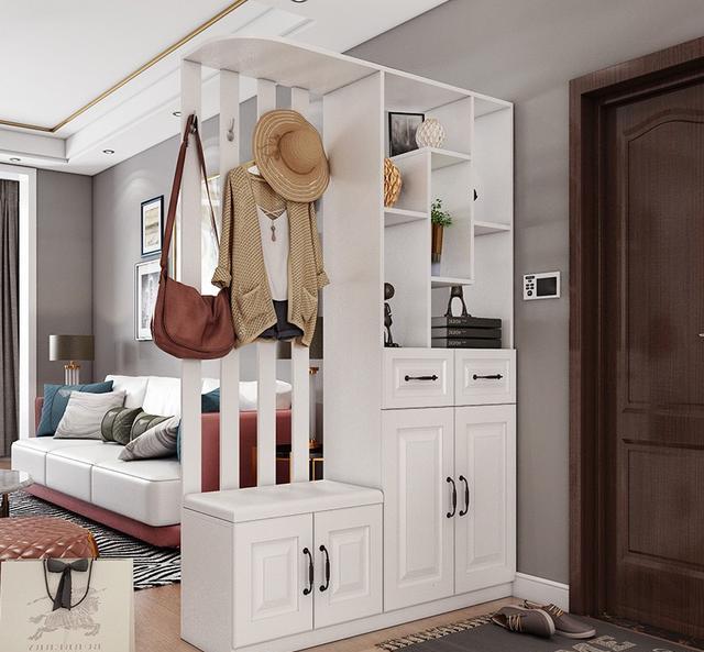 针对开门见厅缺陷，用木板拼接玻璃砖做入户隔断，加分设计可以学