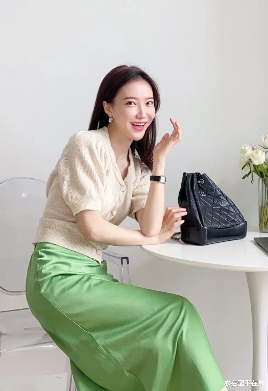 建议中年女人：提升档次感别指望这4种上衣，不是显老气就是廉价