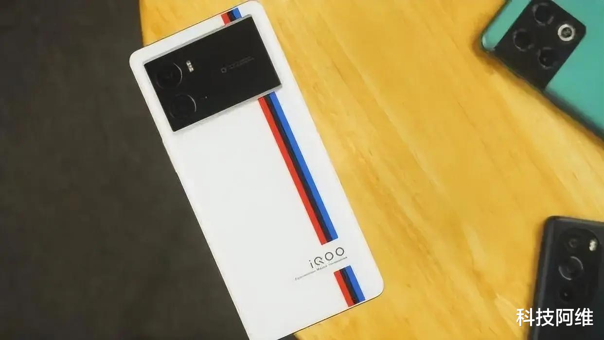 发布不到一年下跌2500元，12GB+256GB，E5屏旗舰双十二沦为中档机