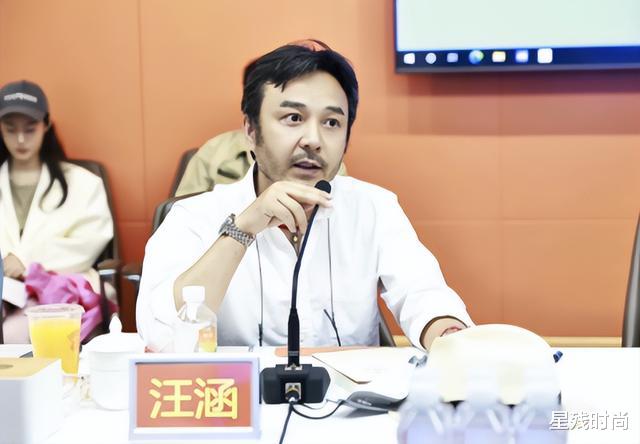 48岁汪涵录节目被偶遇，汗水浸湿衬衫仍卖力