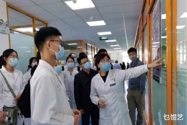 医生|医学生做题太难想出奇招,装病人去问诊套答案,医生:哪个学校的