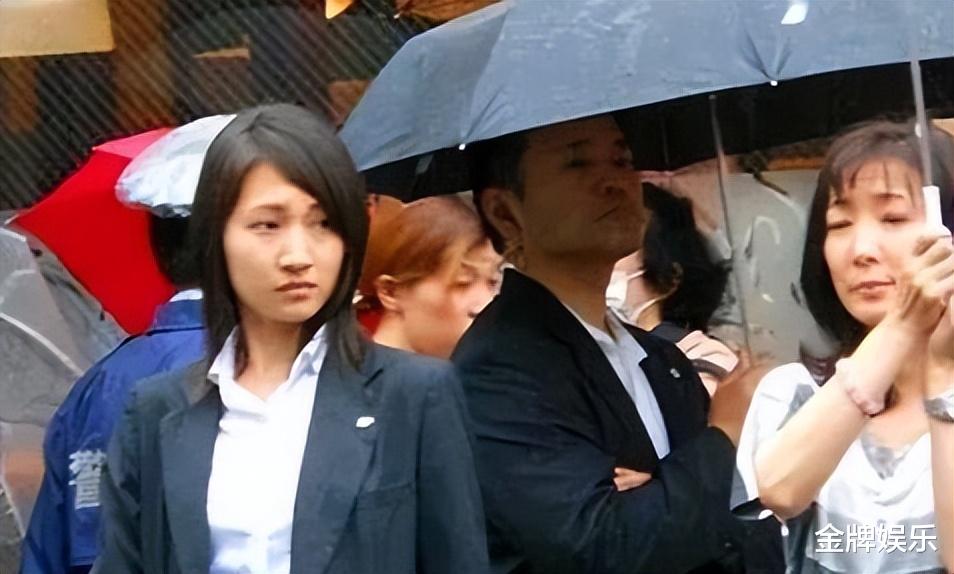 安倍晋三遇袭身亡！美女保镖更是成了笑话