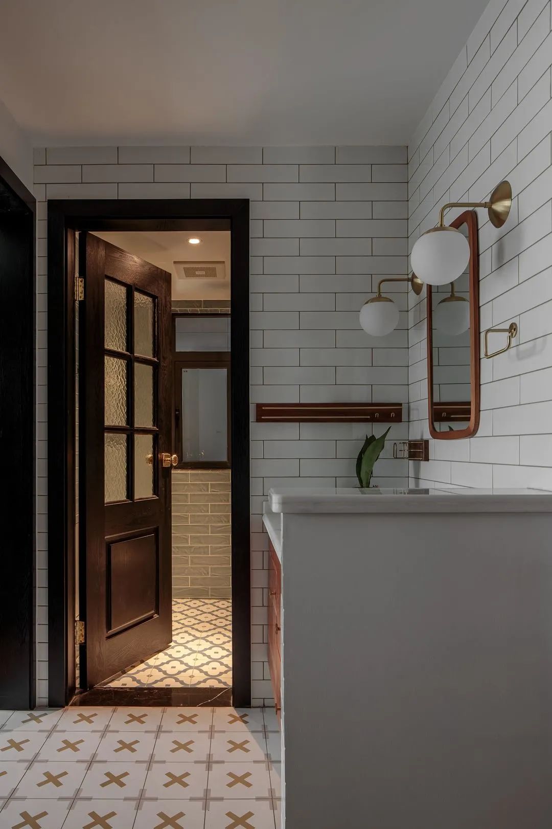 越来越多人不要电视，学她家这么装，91㎡混搭复古，超有品味！