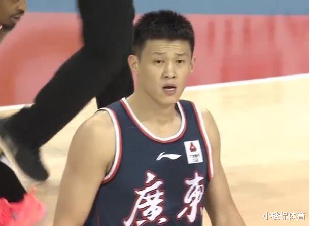 廣東男籃|廣東男籃，一個(gè)回合，傷了青島男籃兩名球員，裁判都沒判罰