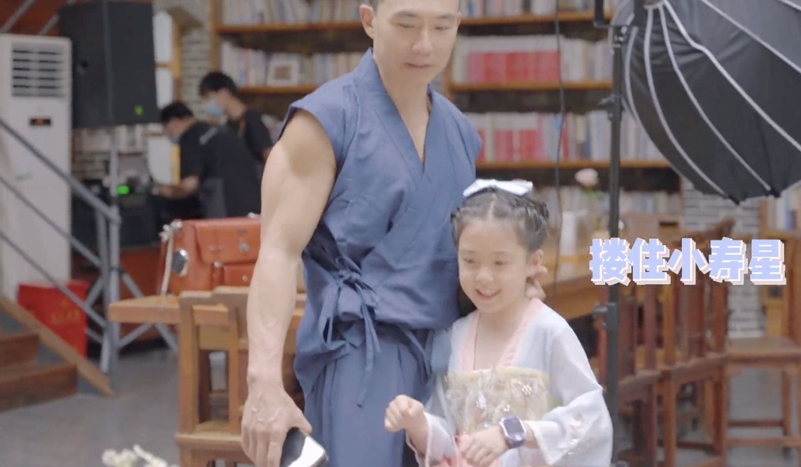 小泡芙|刘畊宏晒女儿中国风庆生视频，小泡芙从小美到大，吴尊妻儿齐出镜