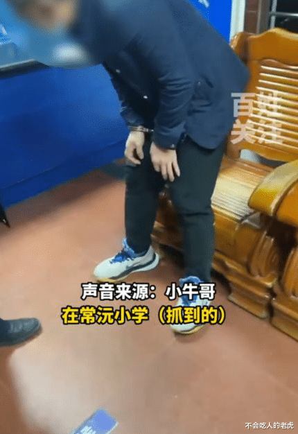 湖南常德:老人称没带手机和钱,借他人路费回家为由行骗,被受骗者当街抓获报警