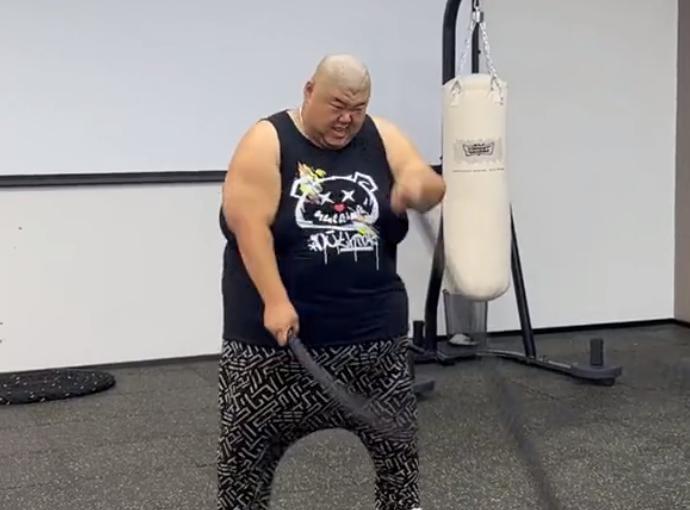 美丽 网红“胖猴仔”被质疑复胖，放肆啃猪肘，网友：取关，怕成为帮凶