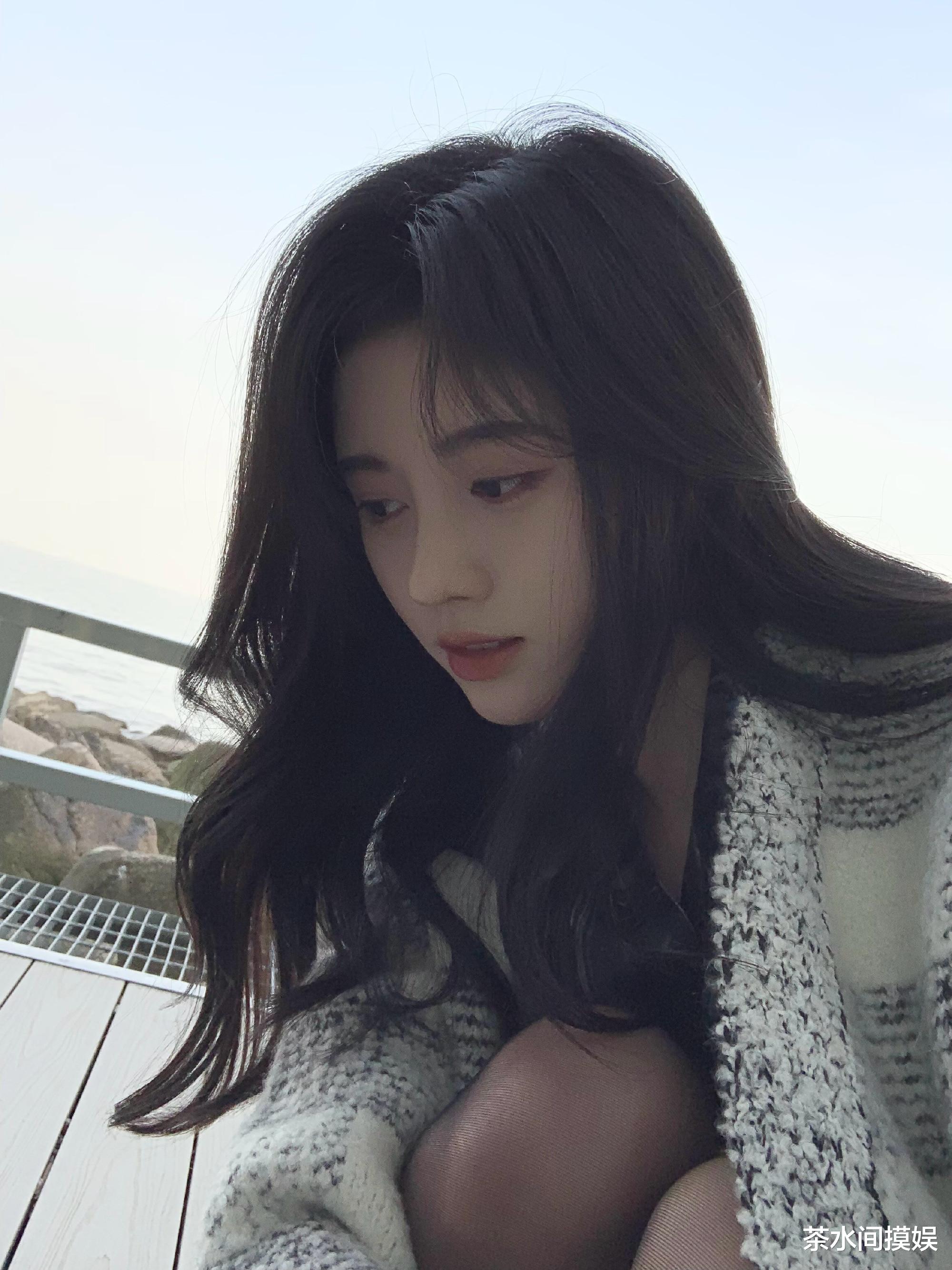 周冬雨|寡淡脸一遇港风就惊艳？周冬雨霸总，毛晓彤惊艳，鞠婧祎改头换面