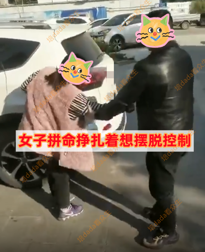 男子跪地自扇耳光道歉,承诺包容一切过错,哀求妻子不要背叛自己