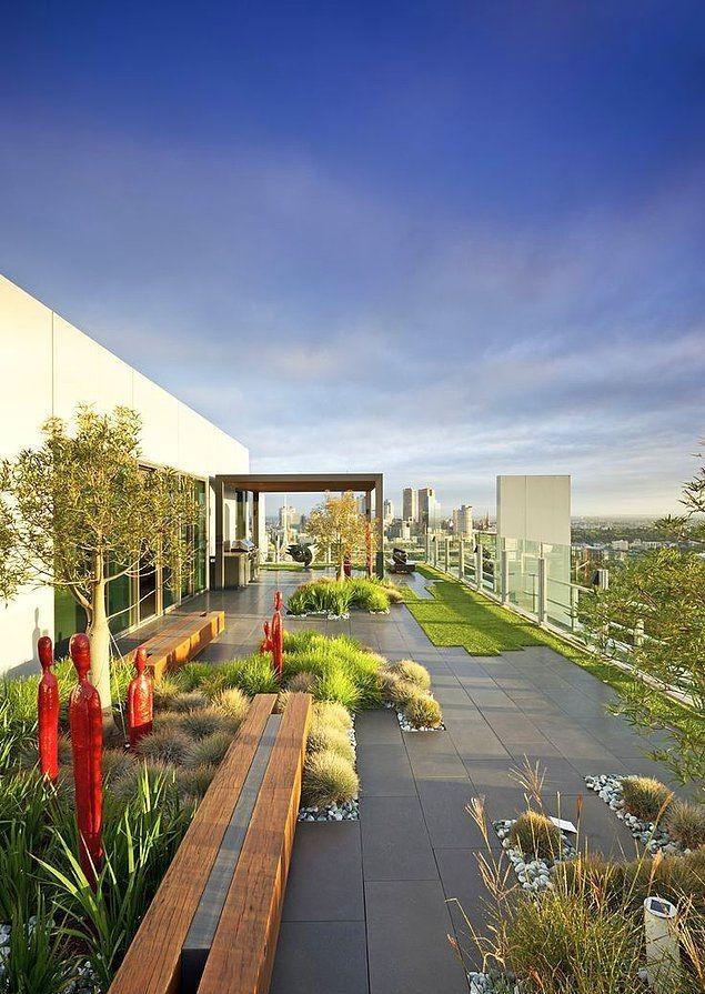 开发商送的露台，我不能让它荒废了，防腐木+地砖拼铺地面，好看