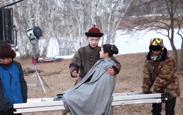 迪丽热巴|“弱鸡”男主迁就不得，女主都抱不动，还有什么脸演偶像剧