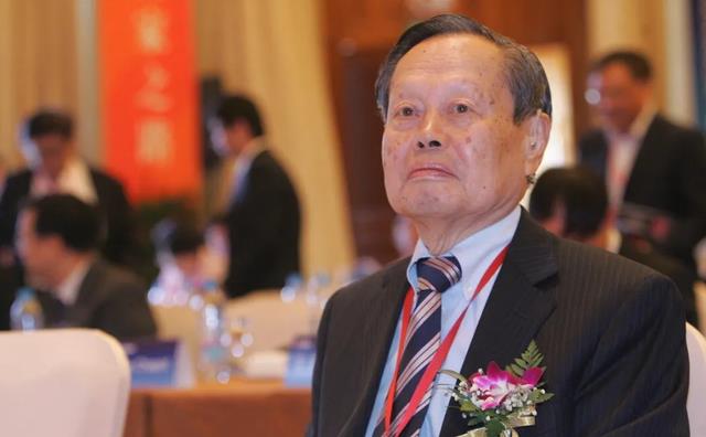谁在背后安排了宇宙的一切?爱因斯坦、杨振宁的怀疑或许是对的