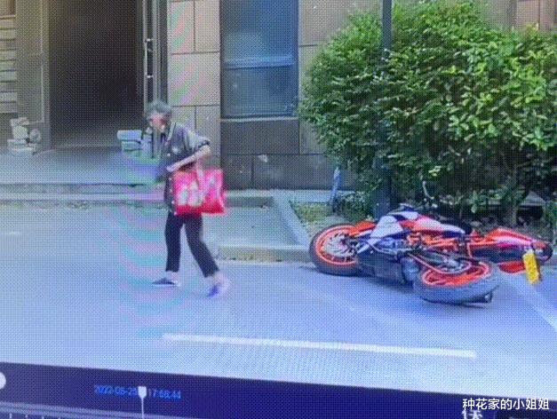 6万元摩托车被“精神病老人”故意推到损失16000,男子:坚持追究刑责!