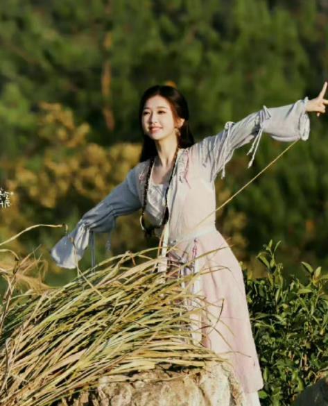 苹果 虞书欣《仙剑六》最新饭拍路透流出，高马尾显可爱，但服装奇丑！