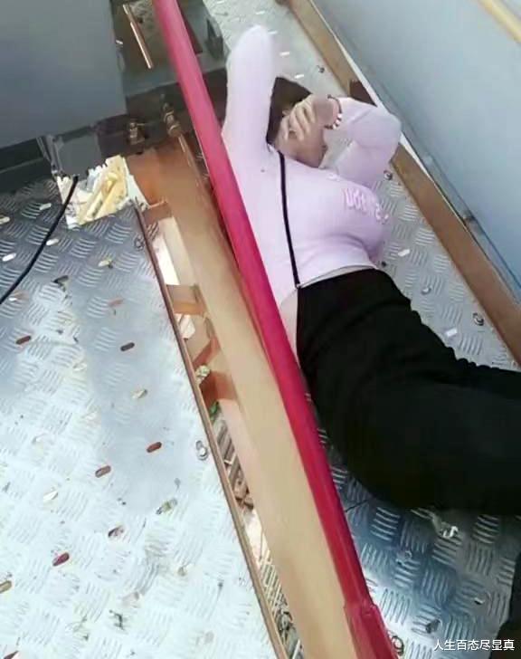 女子不想离婚爬上塔吊轻生,醉酒后席地而睡,裤子的造型很别致