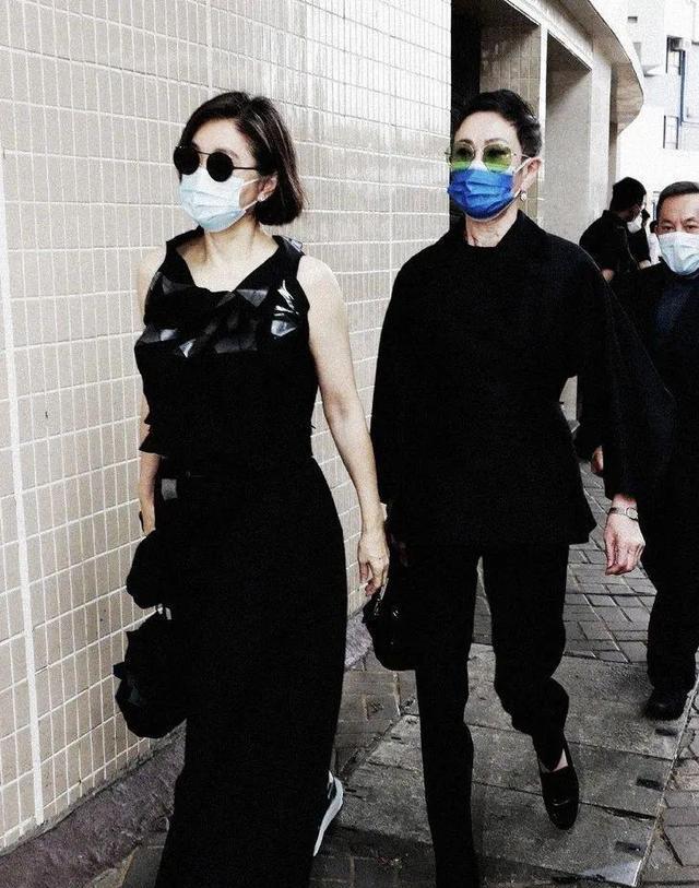 徐克|70岁徐克近况曝光,与小30岁女友出门聚餐,手上两枚钻戒引人注意