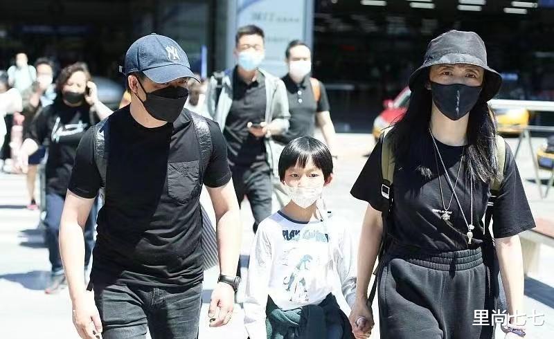 穿衣搭配|姚晨一家四口帅气出行数她帅，酷girl风打扮成主角，儿子超像爸爸
