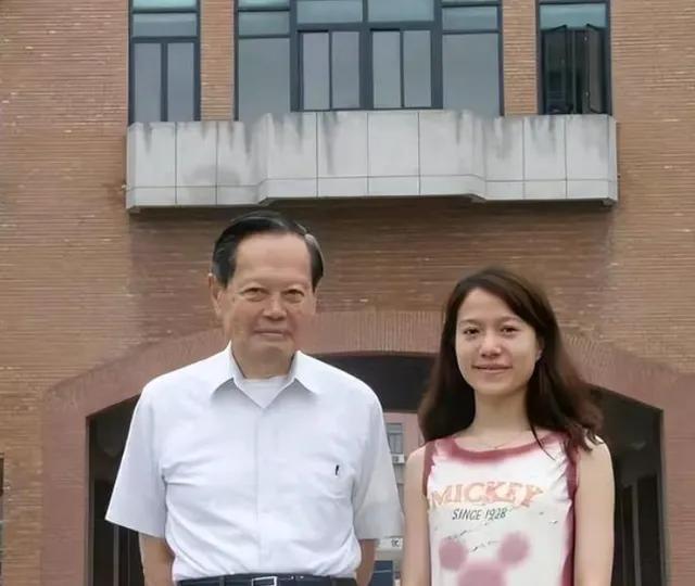 杨振宁|曝101岁杨振宁病危!网传18亿遗产系谣言,翁帆仅获得别墅居住权