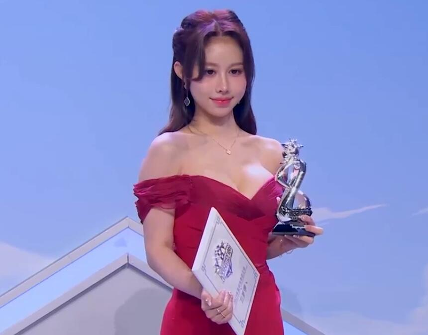 余霜|骆歆青钢影造型吸睛！电竞女主持真实颜值曝光，余霜啤酒肚